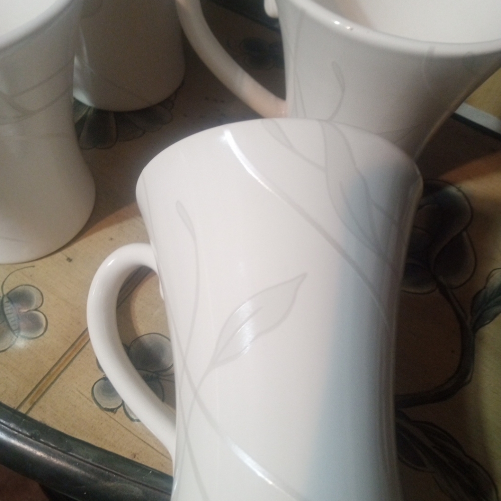 Pfaltzgraff Linea Set Of 4 Tall elegant Subtle Leaf Design mugs